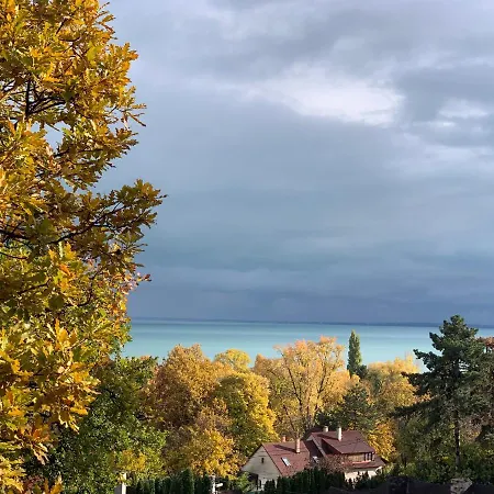 Bed & Breakfast Fecskefeszek Vendeghaz Balatonalmadi